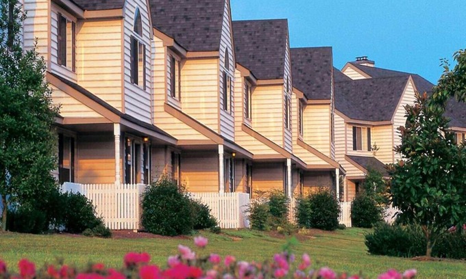 Berkeley House | Spacious W'burg 4BDR/4BA townhome lockout for 12, near attractions. Great value.
