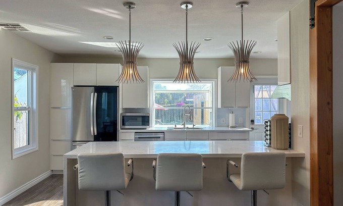 West Los Angeles House | Spacious West LA Home 3BR/3Bath Parking, Backyard