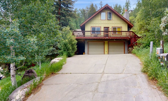 Intermountain Condo | Spacious West Vail condo near shuttle w/shared hot tub, washer/dryer