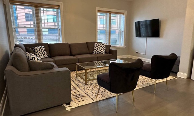 Pulaski Park Condo | Spacious Wicker Park Hideaway with Parking!