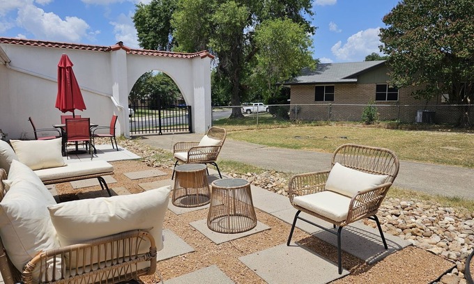 San Antonio House | Spanish-inspired hidden gem, cozy and quiet 2-bedroom.