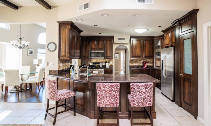 El Paso Villa | Spanish Villa w/ GORGEOUS backyard - 2 minutes from Franklin HS