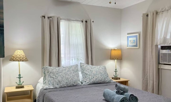 Southwest Cottage | Sparkling Clean 2BR Suite in WPB w. King Bed, Bunk Bed