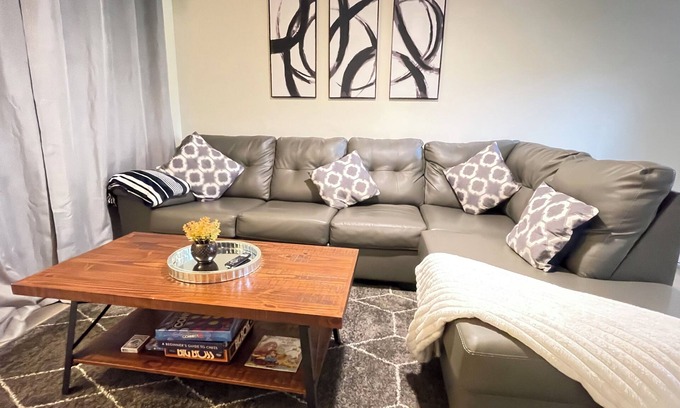 White Stone House | Spartanburg Golf/Fast WiFi/great for Work & Family Friendly