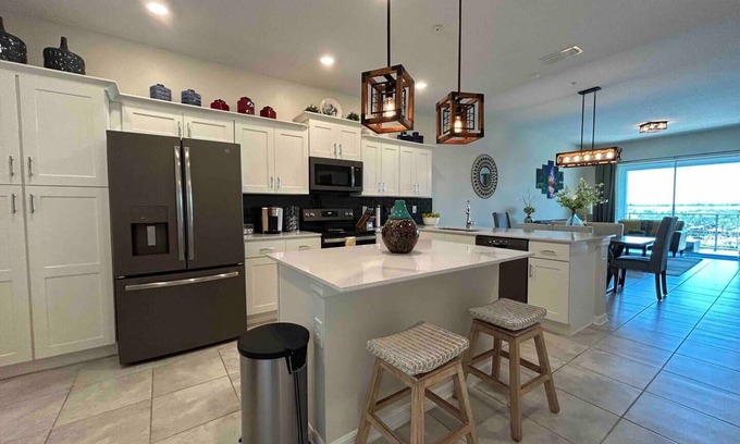 Kissimmee Apartment | Special Offer! Frozen Themed Condo on the top floor lake view close to Disney