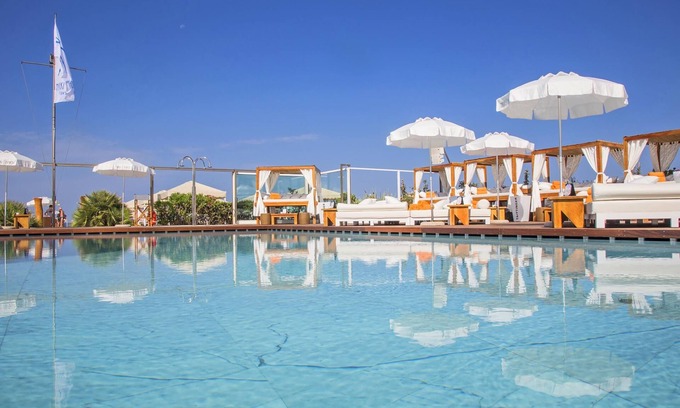 Marina di Pietrasanta Villa | SPECIAL OFFER!Villa Atena, 10 Pax with pool and WiFi near Forte Dei Marmi beaches