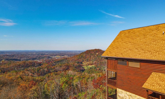 Gatlinburg - Pigeon Forge Cabin | Specials! Stunning Views+Location. 4 π Beds w/en suite. Hot Tub, Games!