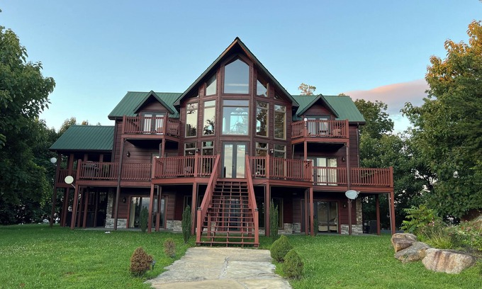 Gatlinburg - Pigeon Forge Cabin | Spectacular 360° Valley Views! 10min to Pigeon Forge, HotTub/PoolTable