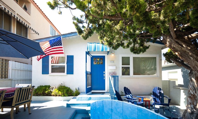 Mission Beach House | Spectacular Beach Cottage, Seconds to shore!