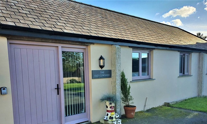 Beaworthy House | Spectacular Devon Views, Accessible Barn With Full Wet-room & dog Friendly