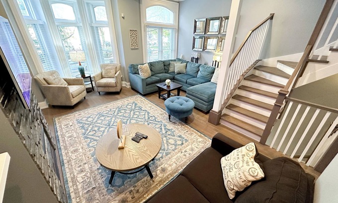 Near North Side House | Spectacular Gold Coast Villa Near Beach w/Parking