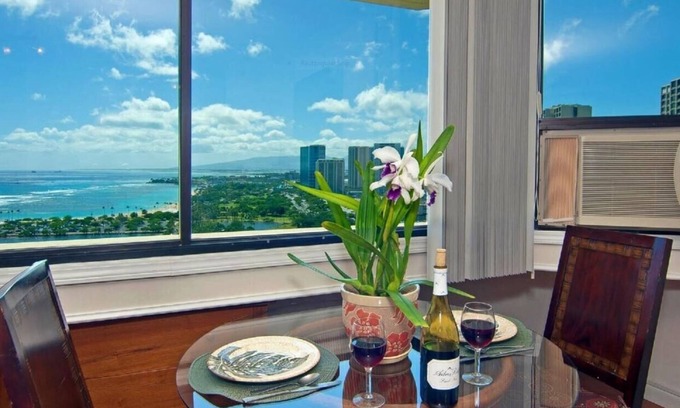 Waikiki Condo | Spectacular Ocean Views- Great Location-Free Parking- Full Kitchen -Washer/Dryer