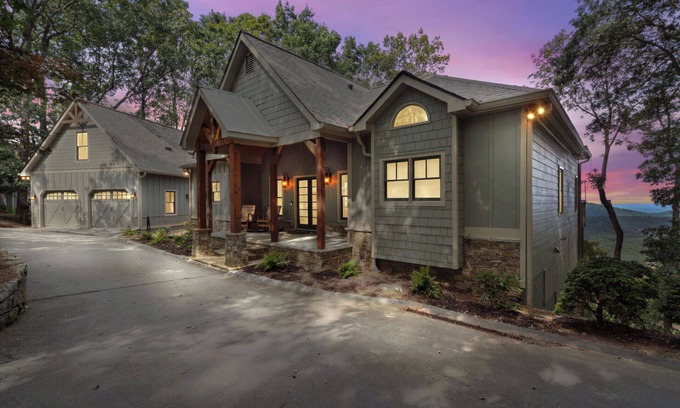 Big Canoe House | Spectacular Spacious Big Canoe Mountain Retreat with Amazing Views and Hot tub