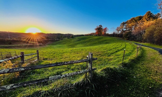 Fleetwood Cabin | Spectacular Views to Remember! Near hiking, biking, wineries, pet friendly