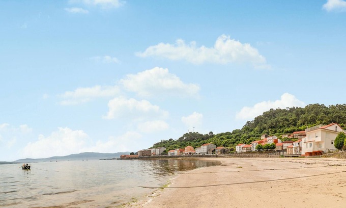 Muros Apartment | Spend a wonderful vacation in this inviting apartment by the sea.