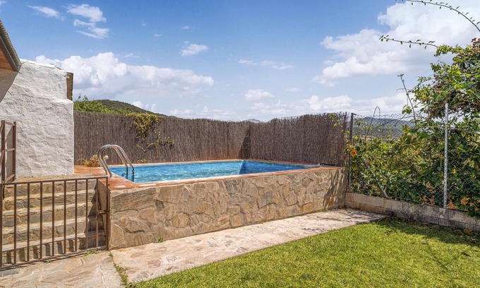 Prado del Rey House | Spend the vacation in this inviting cottage with magnificent mountain panorama.