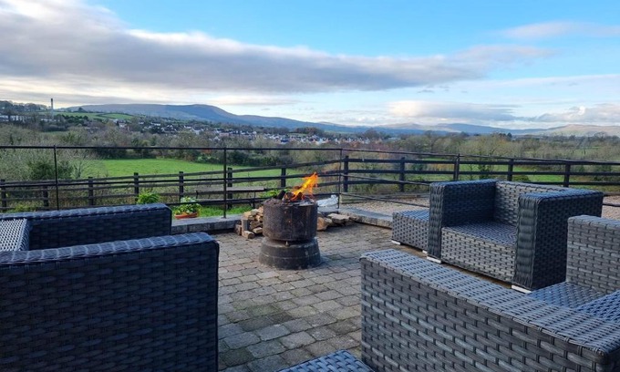 Magherafelt House | Sperrinview House - Lovely Retreat Sleeps 8