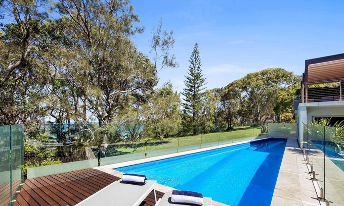 Safety Beach House | Splash Beachfront, Pristine Ocean Views, Pool, Luxury, Workcation, Sleeps up to 8