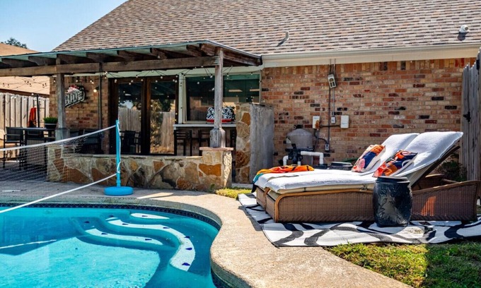 Richardson House | Splash Zone! BBQs, Bonfires & Pool Volleyball!
