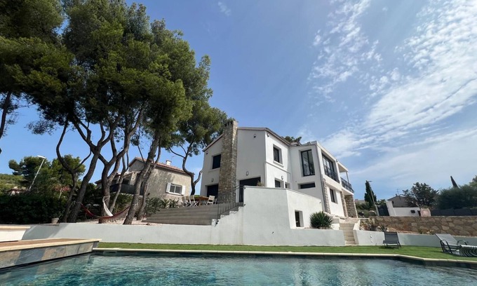 Bandol Villa | Splendid 5* villa, heated pool, sea view, 850m from Capelan beach