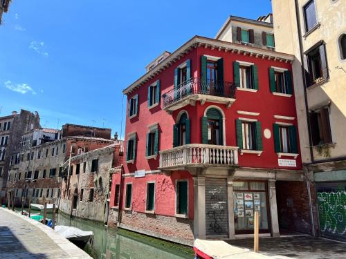 Santa Croce Apartment | Splendid “True Venice Apartment” overlooking water