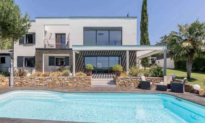 Francheville House | Splendid villa with luxury services / pool /8 pers