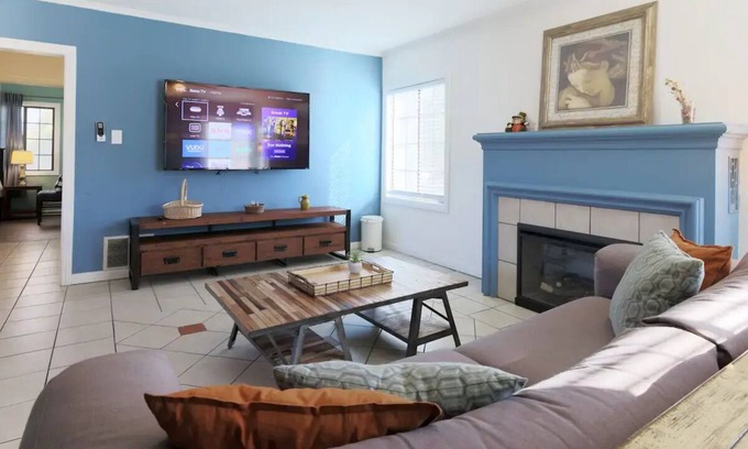 Santa Ana Apartment | Splendorous Style 2B1B Home Near Disneyland