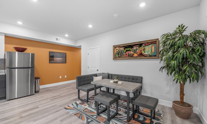 Center City Apartment | Sprawling 8 Bed Complex, Pool Table, Parking!