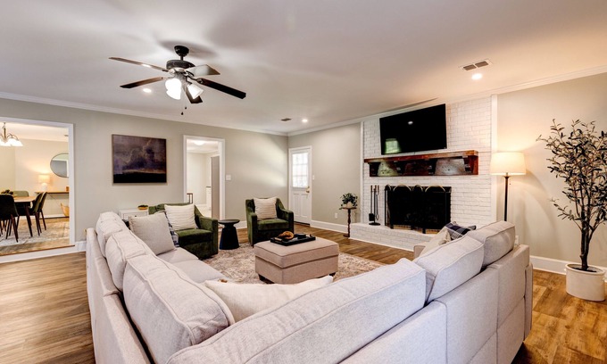 Thomasville House | Sprawling Updated Ranch with Fireplace on Wimbledon