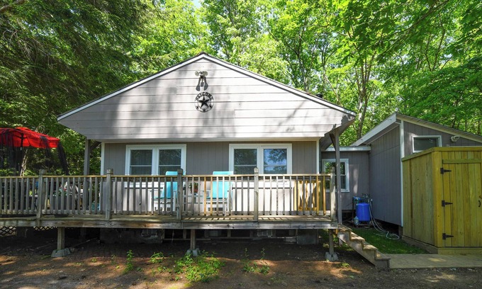 Bridgton Cottage | * SPRING SPECIAL * Charming 3-Bedroom Cottage Overlooking Foster Pond