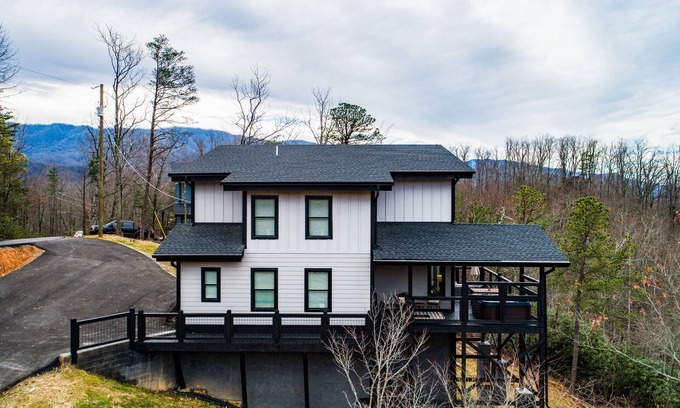 Gatlinburg - Pigeon Forge Ski Chalet | Spring Sunset Mountain Views! Peaceful Cabin! Hot tub!