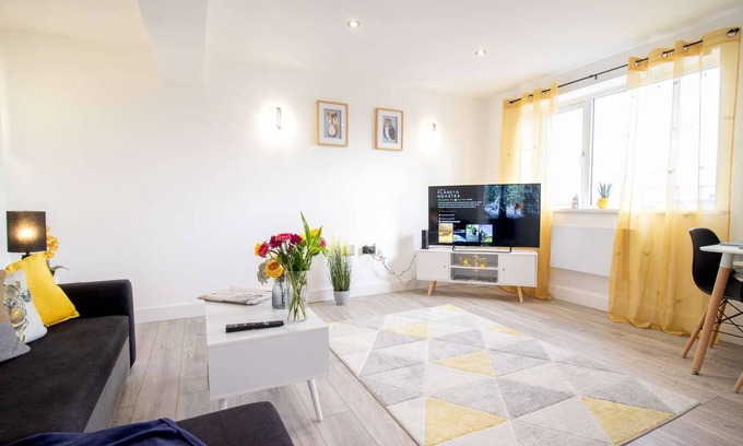 Swindon Apartment | Springfield Serviced Apartment - 2 bedrooms, sleeps 5, Free WIFI, Netflix & Parking