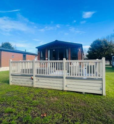 Allerthorpe House | Springwood Lodge with Hot Tub