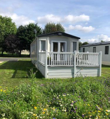 Allerthorpe Cabin | Squirrel Lodge with Hot Tub