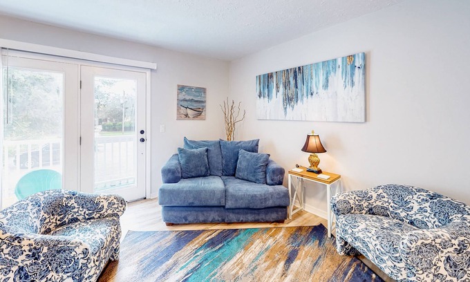 Panama City Condo | St. Andrews condo with balcony, AC, & washer/dryer - walk to bay, bars, & dining