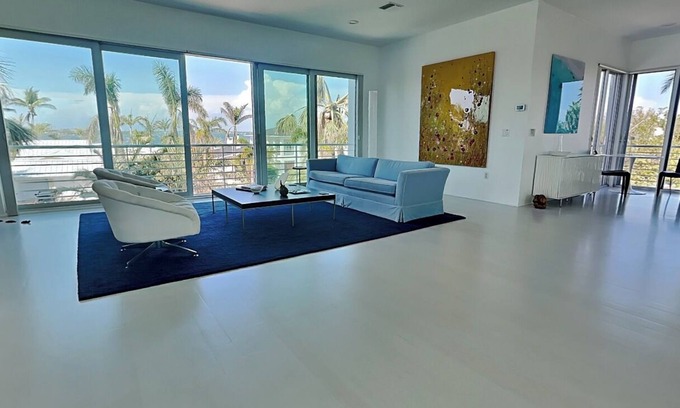 Saint Armands Key House | St Armands Key Walk to Beach - 3 Bedrooms 4+ Bathrooms Private Heated Pool