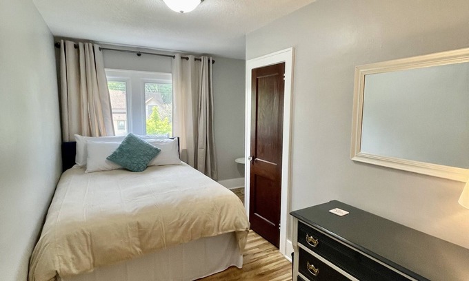Kutzky Park House | St. Augustine at The Mayo, Gonda, St. Marys WALK! Fenced yard! Great Location!