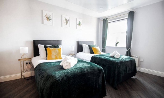 Swindon Apartment | St Austell Way Central Location Long Stays Parking