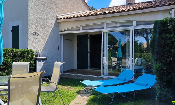 Saint-Cyprien Plage Apartment | St Cyprien Air-conditioned house near the beach with swimming pool