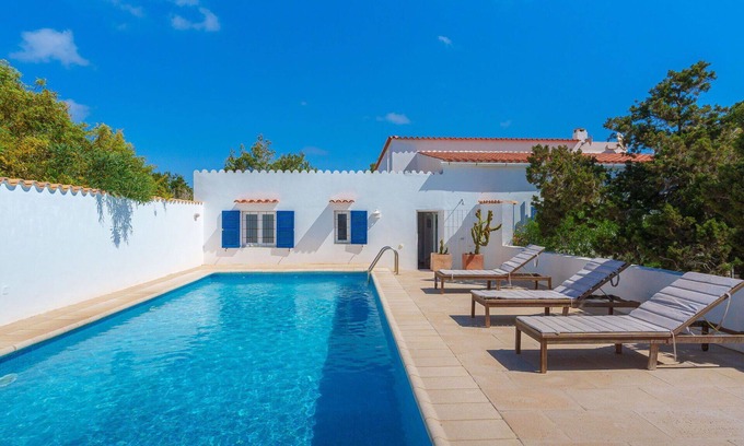 Formentera Villa | Stunning private villa for 10 people with WIFI, private pool, A/C, TV and patio