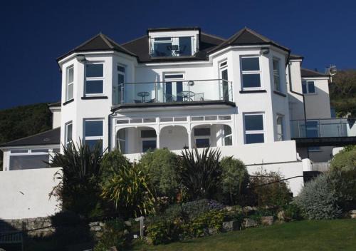 West Looe Apartment | St Georges Lemain Garden Apts
