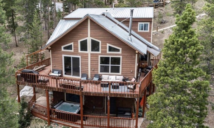 Saint Mary's House | St. Mary's mountain retreat with hot tub - sleeps 10