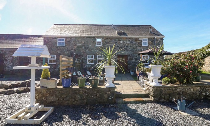 Llwyndyrys Cottage | STABLE COTTAGE, family friendly, with hot tub in Pwllheli