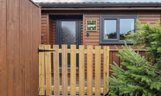 Briggswath Cottage | STAG LODGE HOLIDAY RETREAT, pet friendly, with hot tub in Whitby