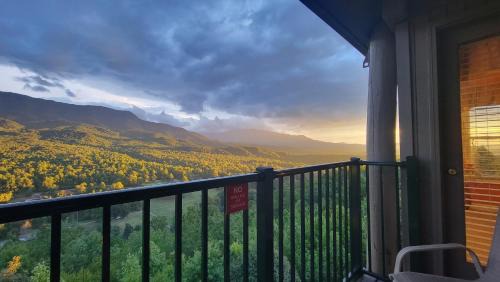 Gatlinburg - Pigeon Forge Apartment | Stairway to Heaven, Breathtaking mtn views Indoor pool & hot tub