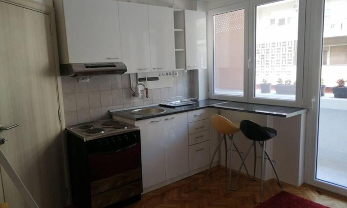 City Center Apartment | Stan u strogom centru Niša sa parking mestom