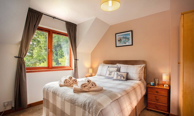 Alness Bed & Breakfast | Standard Double Room in Country Side Guesthouse with Shared Bathroom and beautiful views.