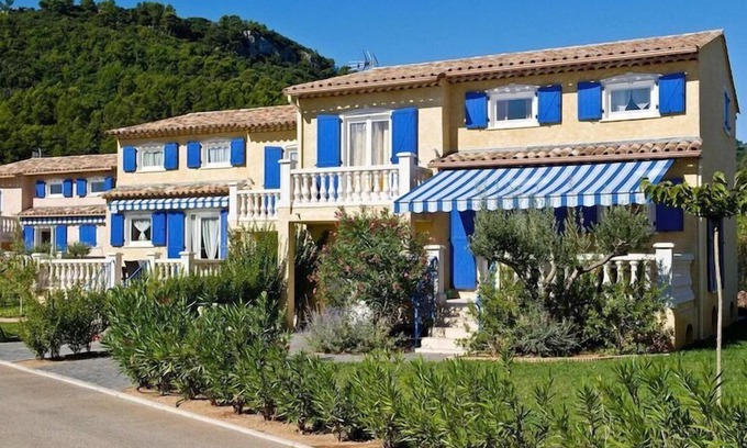 Vidauban House | Standard Terraced House in Résidence