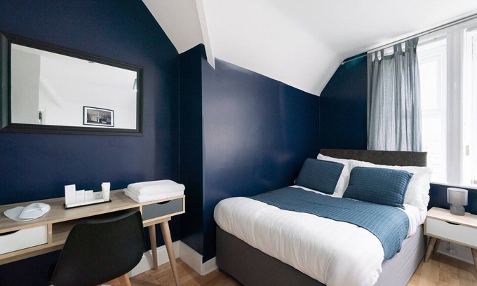 Newcastle-upon-Tyne Apartment | Standard Twin Room - Shared