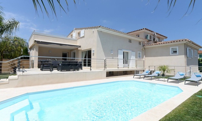 Cagnes-sur-Mer Villa | Standing VILLA 800 m from the sea, air-conditioned with heated swimming pool